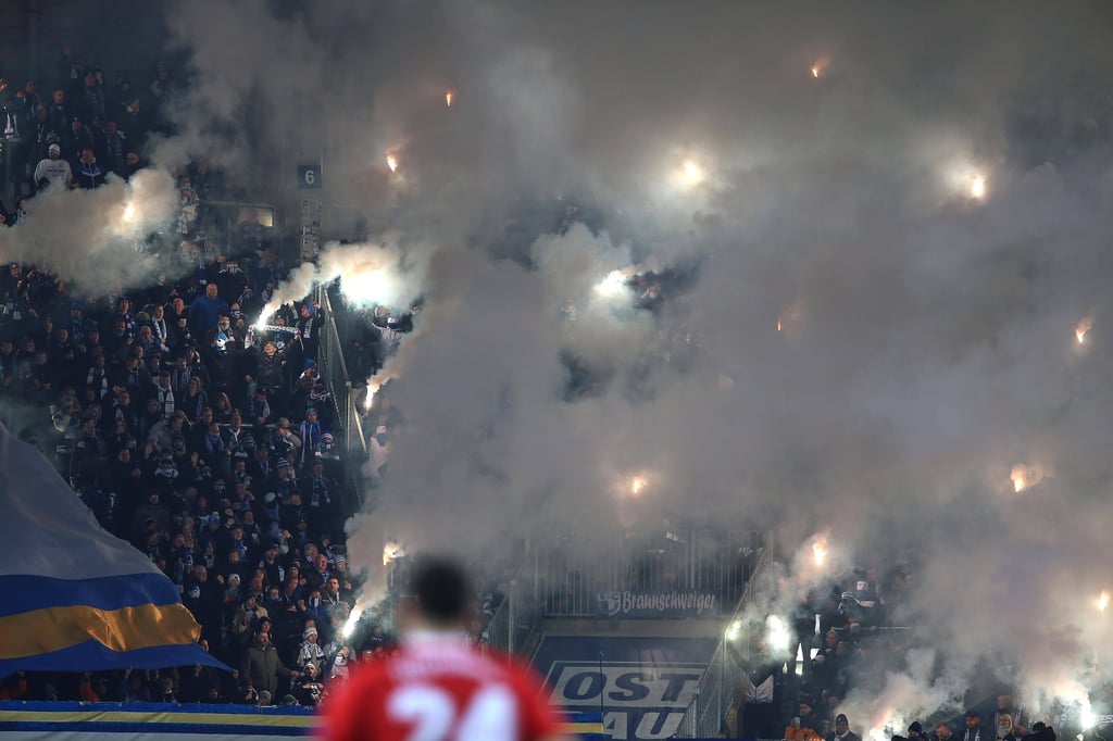FCM-Fans mit Pyrotechnik.