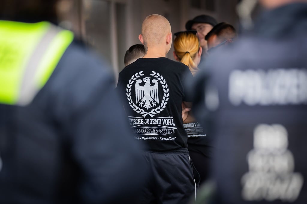 Laut Verfassungsschutz vernetzen sich junge Rechtsextreme zunehmend im Netz – mobilisiert wird aber auch zu Aktionen wie einer CSD-Gegendemo, hier in Brandenburg. (Archivbild)