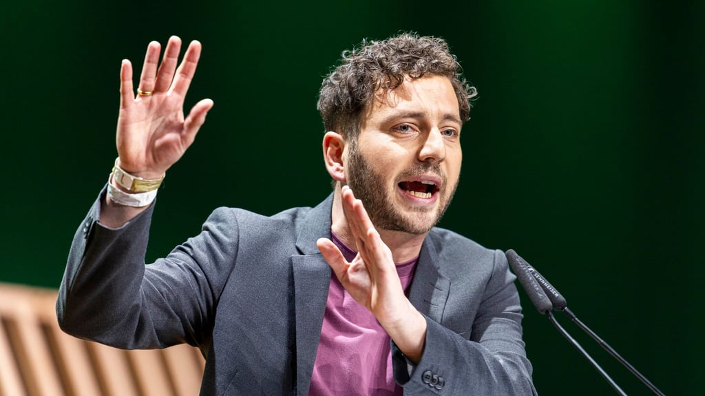 Für den Klimaschutz will der Grünen-Vorsitzende Felix Banaszak Wohlhabende zur Kasse bitten.