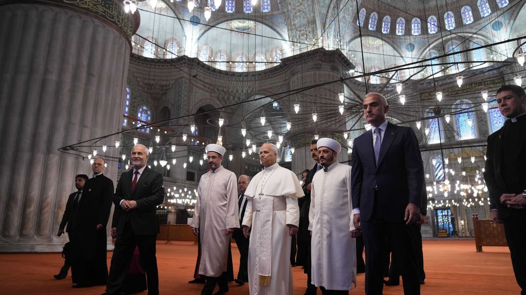 Der Papst besucht die Blaue Moschee in Istanbul - und will damit ein Zeichen für den interreligiösen Dialog setzen.
