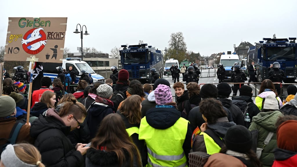Erste Verletzte erreichen das Uniklinikum.