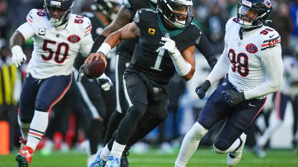 Eagles-Quarterback Jalen Hurts hatte gegen Chicago einen schweren Stand.