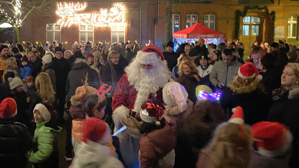 Immer umringt von Kindern war der Weihnachtsmann auf dem beleuchteten Marktplatz in Genthin. 
