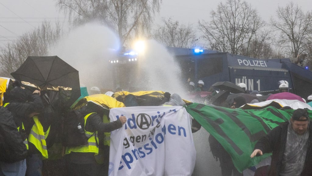 Die Polizei setzt gegen Blockaden in Gießen bei den Protesten gegen die neue AfD-Jugendorganisation auch Wasserwerfer ein.
