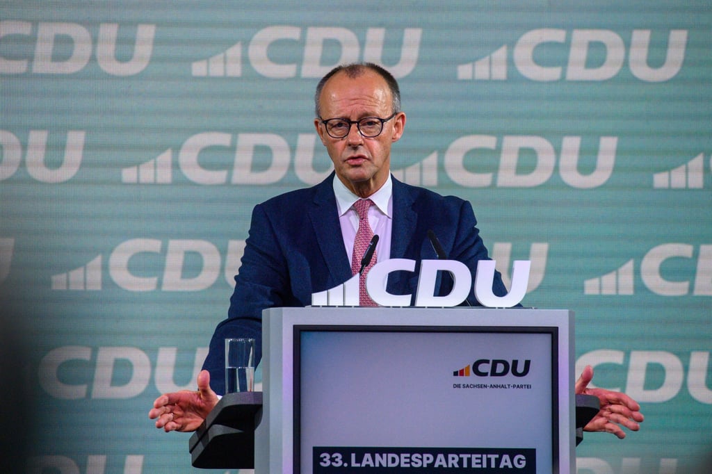 Bundeskanzler Friedrich Merz (CDU) betrachtet es als Glück und Zufall, im Westen geboren und aufgewachsen zu sein.