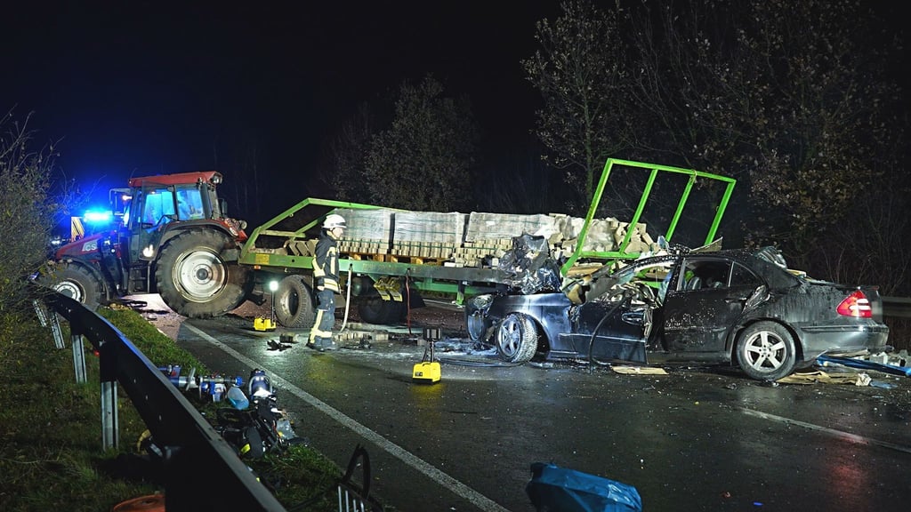 Sanitäter bringen den Traktorfahrer vorsorglich in ein Krankenhaus.
