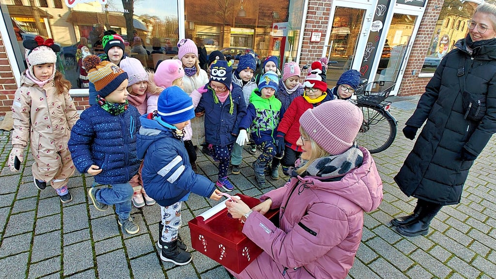 Die Kinder der Kita Buratino singen Lieder und ziehen anschießend die ersten Gewinnnummern.