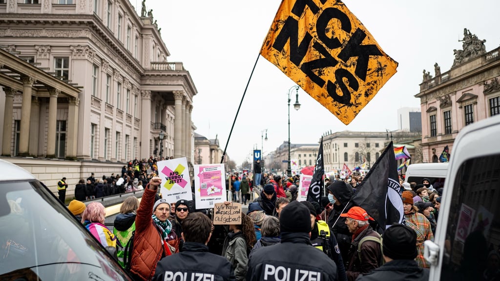 Laut Polizei nehmen rund 1.000 Menschen an der Gegendemo teil.