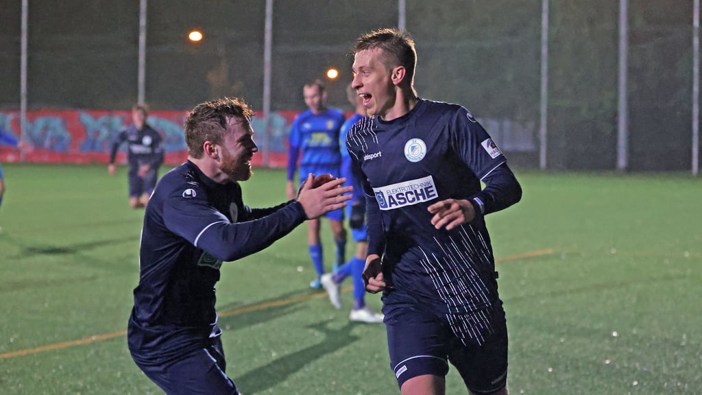 Fast in jedem Spiel seit dem Comeback konnte Fabian Karow ein Tor bejubeln mit seinen Kollegen.