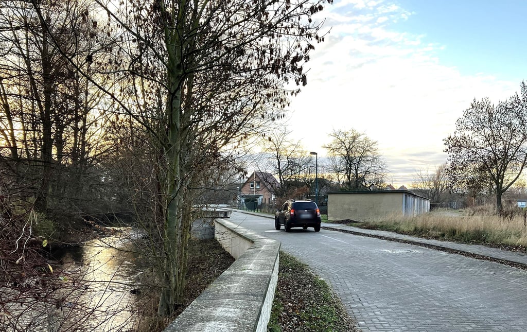 Zum Schutz vor Hochwasser sind entlang der Selke in Gatersleben kleine Mauern gesetzt worden. 