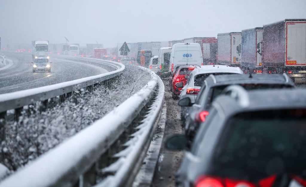 Im vergangenen Jahr sind drei Menschen nach Unfällen mit Lkw auf der Autobahn gestorben. (Symbolbild)