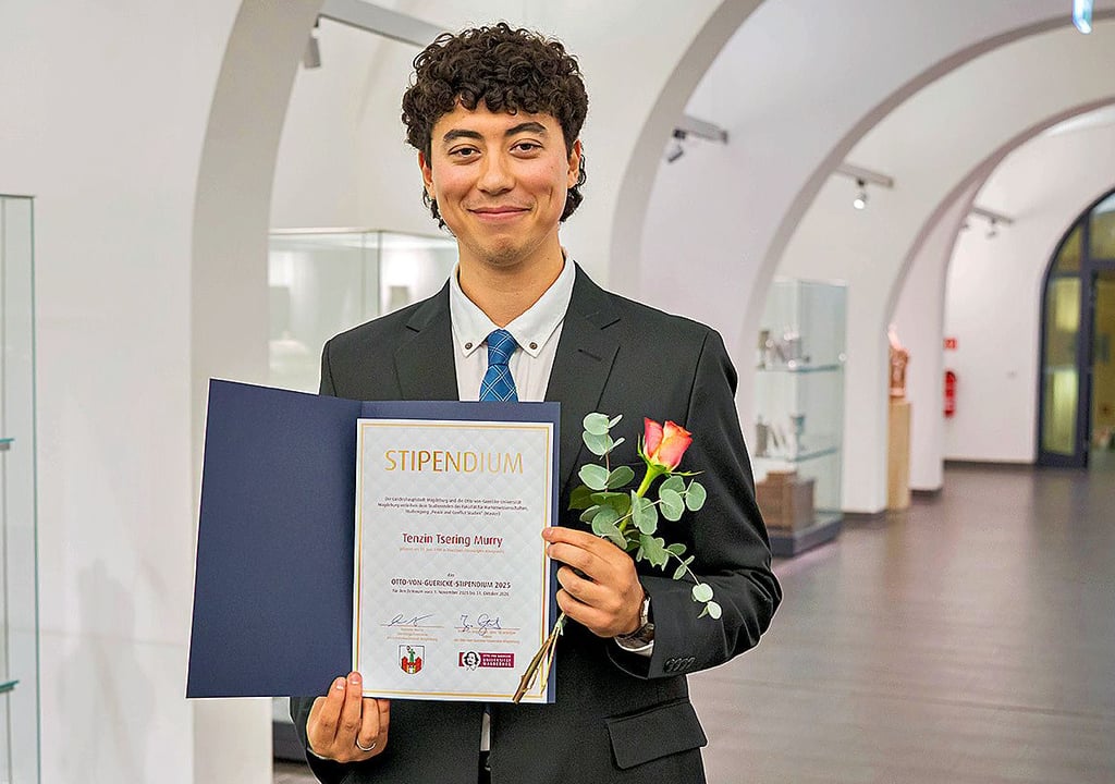 Tenzin Tsering Murry mit der Urkunde für das begehrte Stipendium.