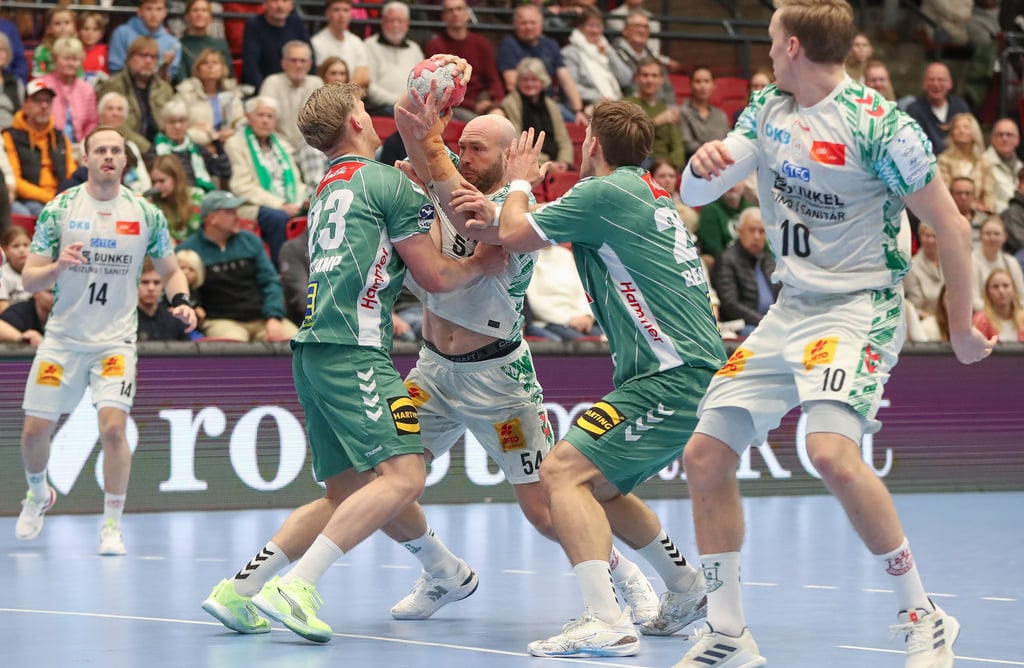 Eine Halbzeit lang hielt Minden erstaunlich stark dagegen, aber am Ende lösten Omar Ingi Magnusson (l.), Oscar Bergendahl und Gisli Kristjansson (r.) mit dem SCM die Aufgabe souverän.