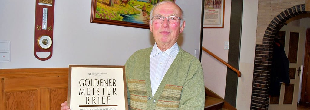 Johannes Schindler mit seinem goldenen Meisterbrief. 
