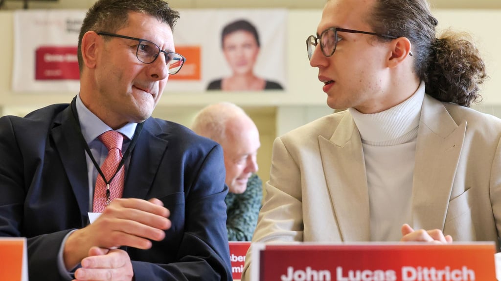 Die beiden Landesvorsitzenden Thomas Schulze (links) und John Lucas Dittrich (rechts) bleiben an der Spitze des BSW.