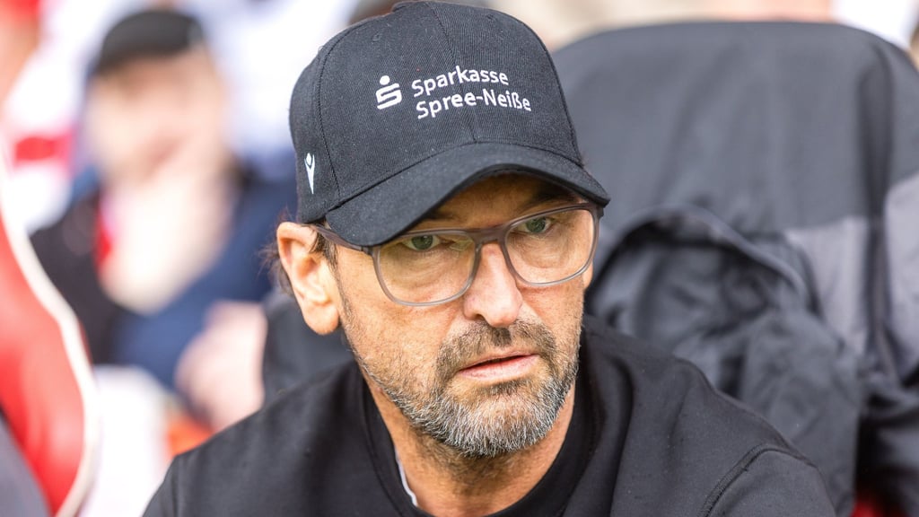 Der Cottbuser Trainer Claus-Dieter Wollitz feiert gegen Köln einen Sieg. (Archivbild)