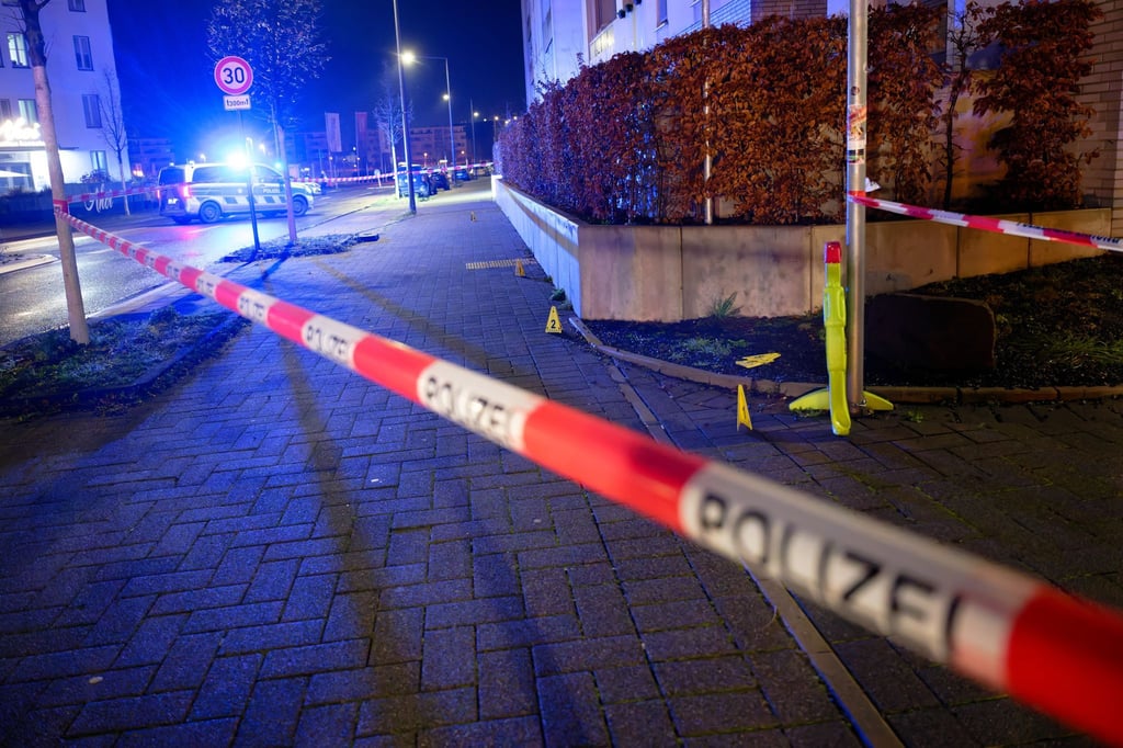 Zwei Menschen werden mit Schussverletzungen in eine Klink gebracht.