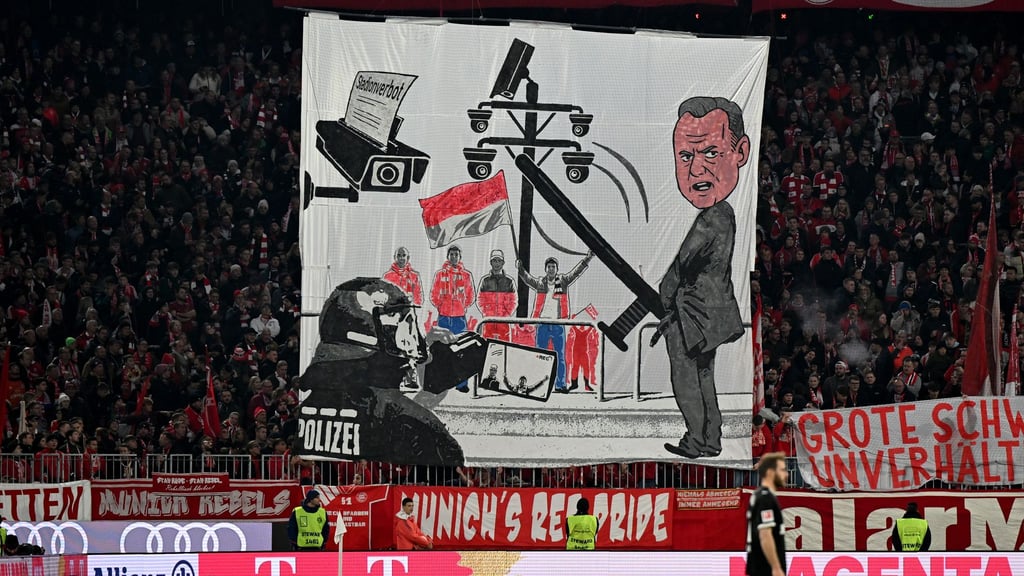 Die Bayern-Fans präsentierten aus Protest eine Karikatur von Hamburgs Innensenator Andy Grote.
