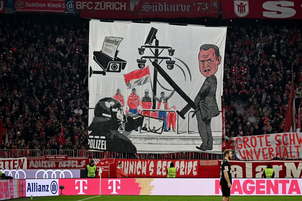 Die Bayern-Fans präsentierten aus Protest eine Karikatur von Hamburgs Innensenator Andy Grote.