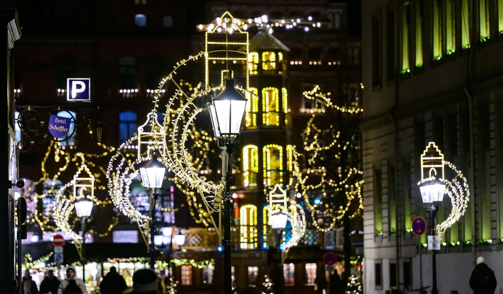 Die Hansestadt stellt die Lichterketten zur Verfügung, die Montage übernehmen teils die Stadt oder andere Firmen.