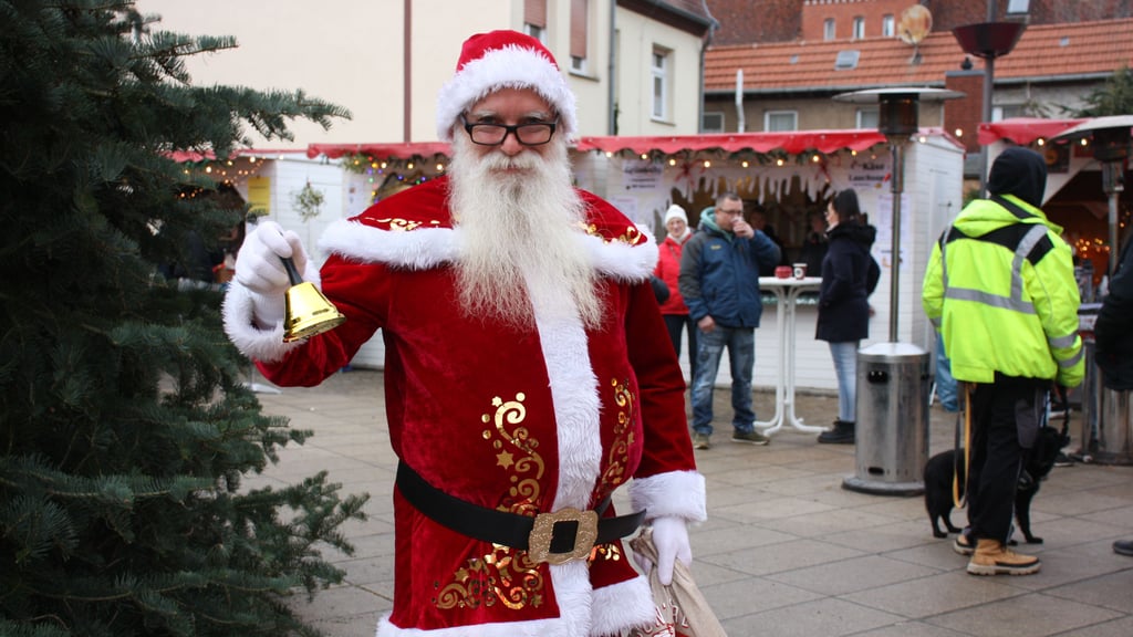 Der Weihnachtsmann begrüßt die Gäste auf dem Adventsmarkt auf dem August-Hilliges-Platz in Osterburg, der noch bis Sonntagabend geöffnet ist.