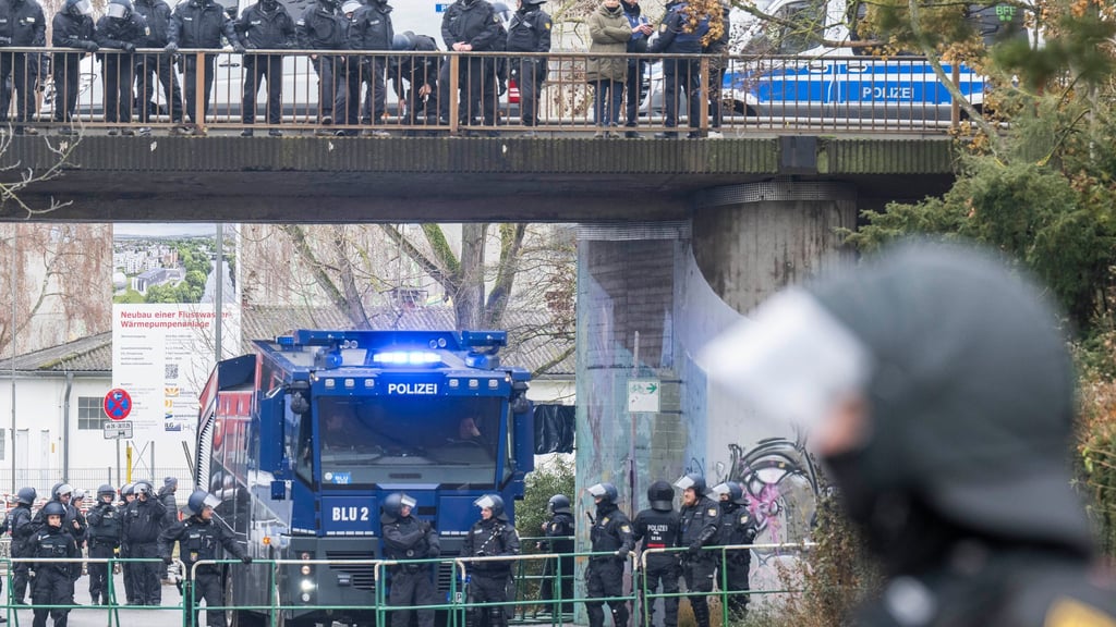 Die Polizei ist in Gießen mit einem Großaufgebot im Einsatz.
