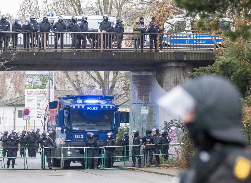 Die Polizei ist in Gießen mit einem Großaufgebot im Einsatz.