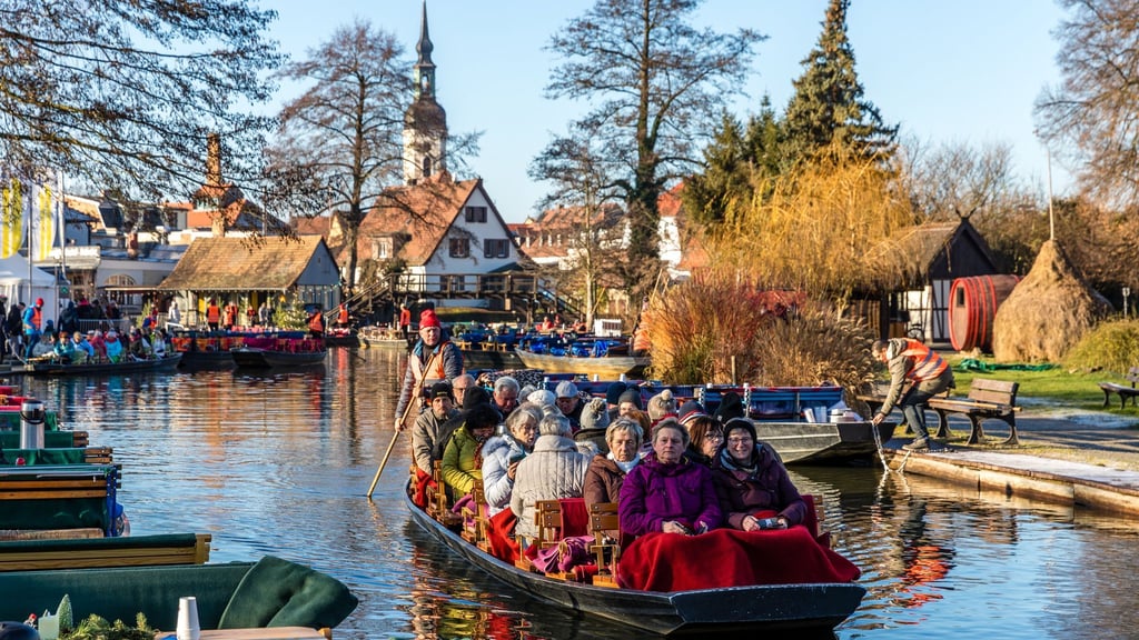 Vom Hafen von Lübbenau fährt ein Kahn mit Besuchern zum Weihnachtsmarkt in das Spreewalddorf Lehde. (Archivbild)