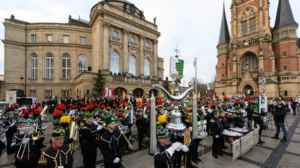 Eine Bergparade läutet in Chemnitz das Kulturhauptstadt-Finale ein.