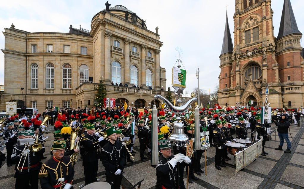 Eine Bergparade läutet in Chemnitz das Kulturhauptstadt-Finale ein.