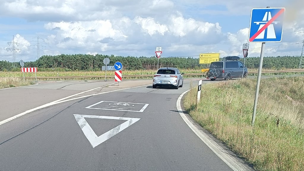 An der A-14-Abfahrt bei Colbitz/Wolmirstedt werden Autofahrern die querenden und vorfahrtsberechtigten Radler mit einer weißen Markierung auf der Fahrbahn sowie einem rot unterlegten Radweg besonders in Blickfeld gerückt.