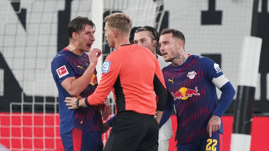 Willi Orban (l.) redet nach dem Elfmeterpfiff auf Schiedsrichter Timo Gerach ein.