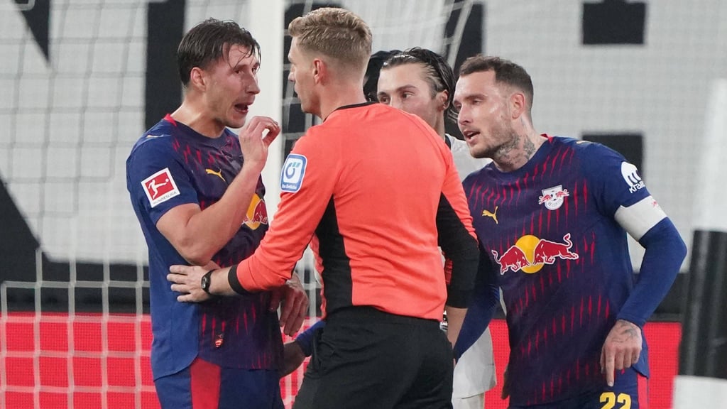 Willi Orban (l.) redet nach dem Elfmeterpfiff auf Schiedsrichter Timo Gerach ein.