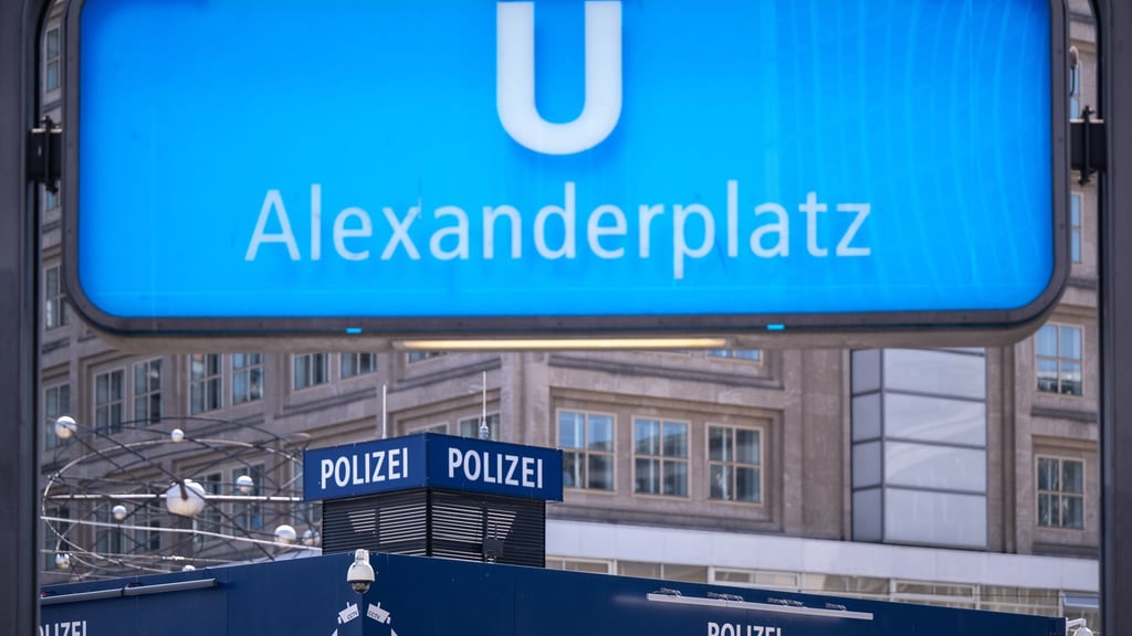 Trotz hoher Polizeipräsenz ist der Alexanderplatz ein Kriminalitätshotspot. (Symbolbild)