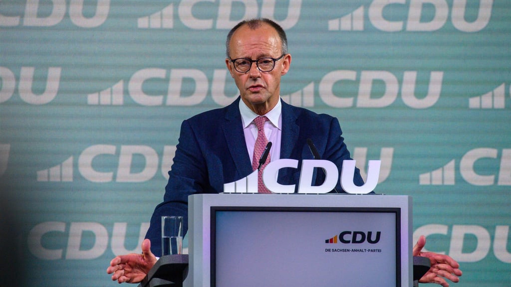 Bundeskanzler Friedrich Merz (CDU) hat die Auseinandersetzungen am Rande des Gründungskongresses der neuen AfD-Jugendorganisation in Gießen kritisiert.