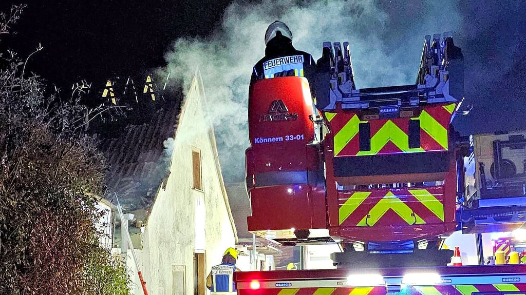 Kameraden aus Könnern, Trebnitz, Beesenlaublingen und Bebitz haben in der Nacht zum Sonnabend ein Feuer im Dachbereich eines Trebnitzer Hauses gelöscht.