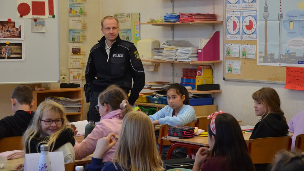 Der Haldensleber Polizist Stefan Schober ist für Oebisfelde-Weferlingen zuständig und geht regelmäßig in Schulen, um über Gewalt und Mobbing aufzuklären. Auch an der Grundschule an der Aller setzen sich die Schüler mit ihm zu dem Thema auseinander.