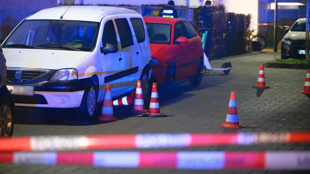 Die Tat soll sich am späten Freitagabend auf einem Parkplatz nahe der Veranstaltungshalle Motorworld im Stadtteil Ossendorf ereignet haben.