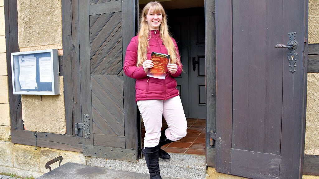 Stefanie Peisker hält den Flyer für das vorweihnachtliche Konzert in Händen. Die 32-Jährige ist Schriftführerin des Graboer Heimatvereins.