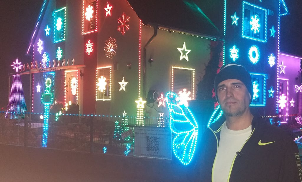 André Przyborowski 2025 vor seinem Haus, das er wohl wie kein Zweiter in Deutschland illuminiert hat. 