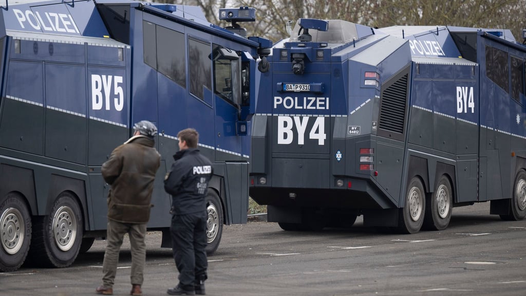 Polizisten aus mehreren Bundesländern sind im Einsatz. Wasserwerfer, Hubschrauber und Drohnen stehen bereit.