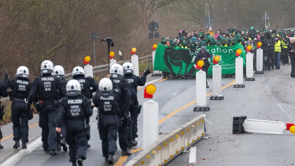 Proteste in und um Gießen mit Blockaden verzögern die Anreise von AfDlern zum Gründungskongress der neuen Parteijugend.