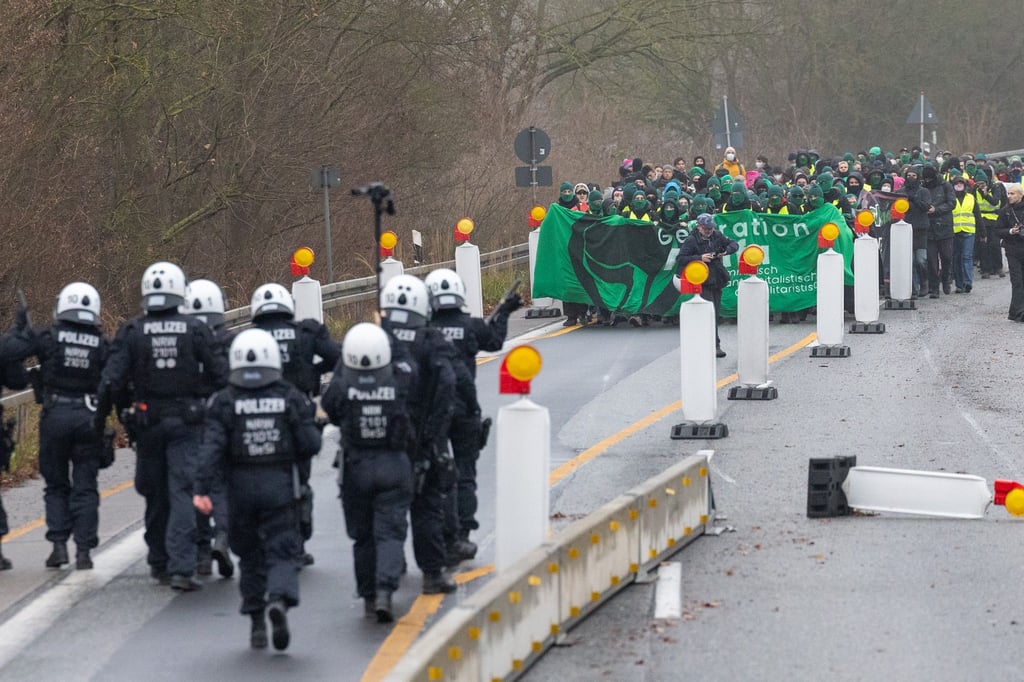 Proteste in und um Gießen mit Blockaden verzögern die Anreise von AfDlern zum Gründungskongress der neuen Parteijugend.