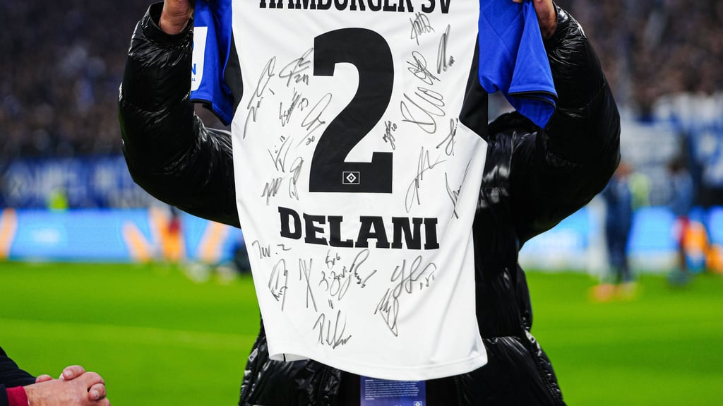 Dennis Diekmeier mit einem unterschriebenem Trikot für seine Tochter Delani.