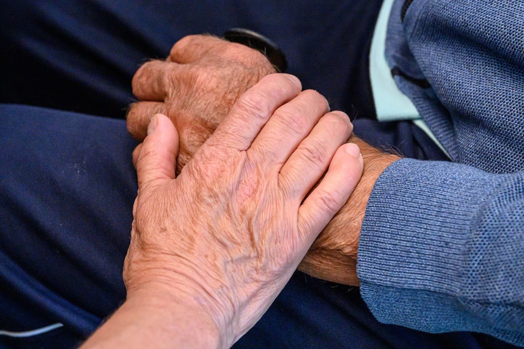 Ehrenamtliche gibt es im Sportvereinen, in Schulen, in Nachbarschaften, Gemeinden oder in der Seelsorge. (Symbolbild)