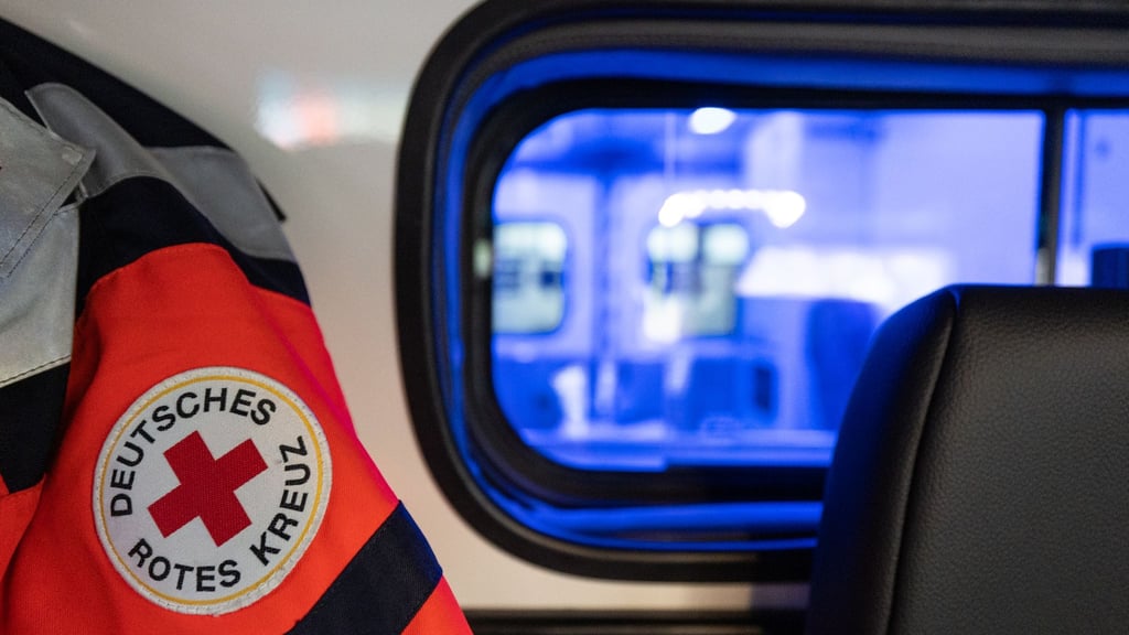 Sanitäter bringen den Traktorfahrer vorsorglich in ein Krankenhaus. (Symbolbild)