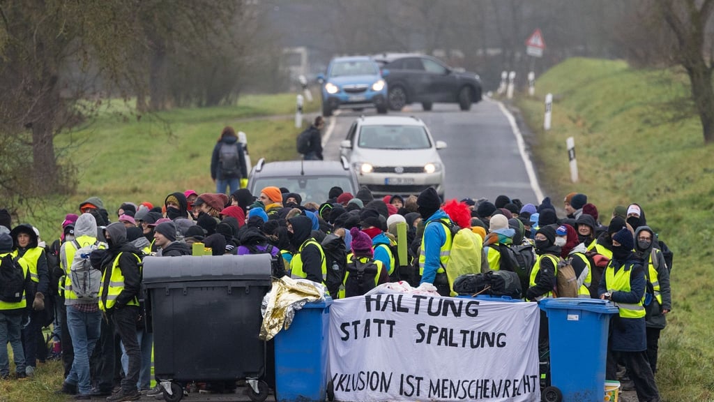 Wegen Straßenblockaden kamen viele AfDler nicht zur Gründungsversammlung der neuen Jugendorganisation durch, auch die Parteichefs kamen eine Stunde zu spät.