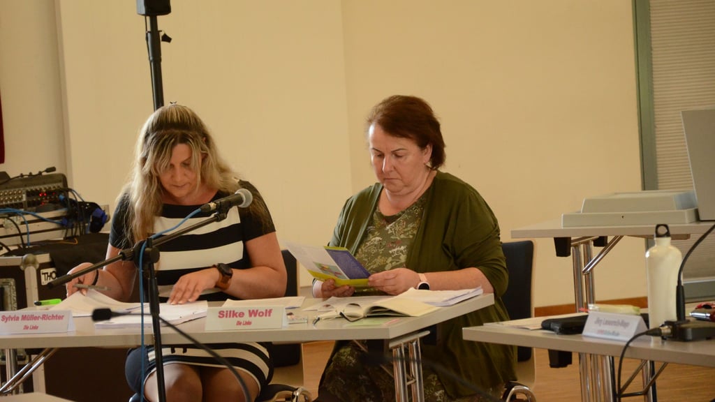 Stadträtin Silke Wolf (Linke) bei der konstituierdenden Stadtratssitzung im vergangenen Juli. Links neben ihr sitzt ihre Parteigenossin Sylvia Müller-Richter.