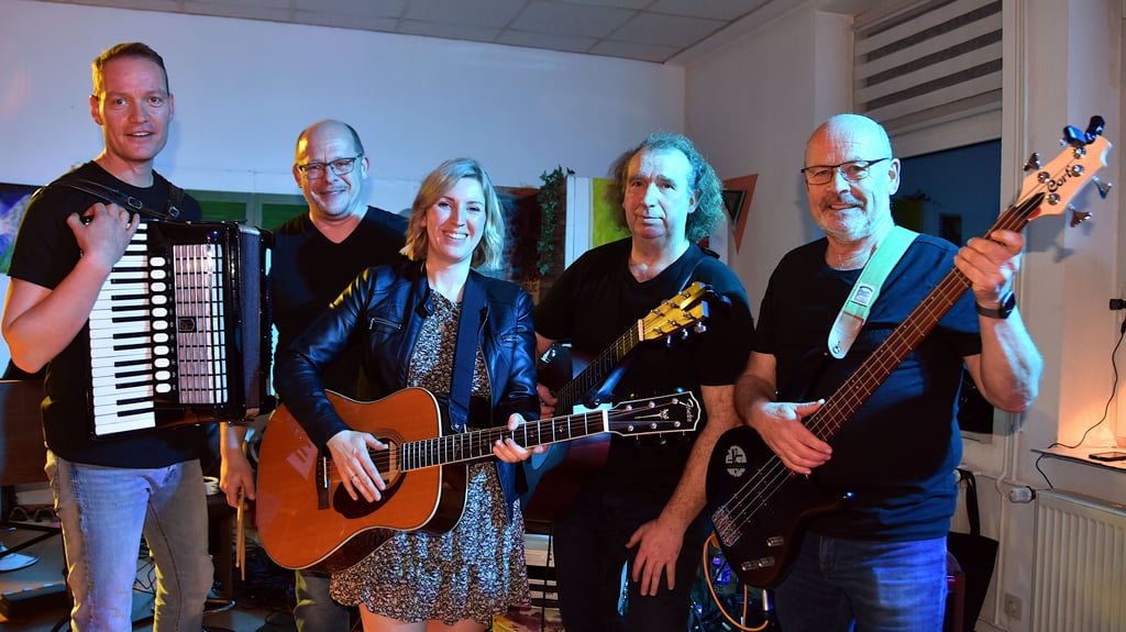 Zur Band „Winkel 47“ gehören Pianist Steffen Jacobs (v.l.) aus Bregenstedt und Schlagzeuger André Böttcher aus Bregenstedt, Sängerin und Gitarristin Ulrike Höfer und Gitarrist und Sänger Ulrich Ueckert aus Calvörde sowie Bassist Ottmar Schmicker aus Klüden.