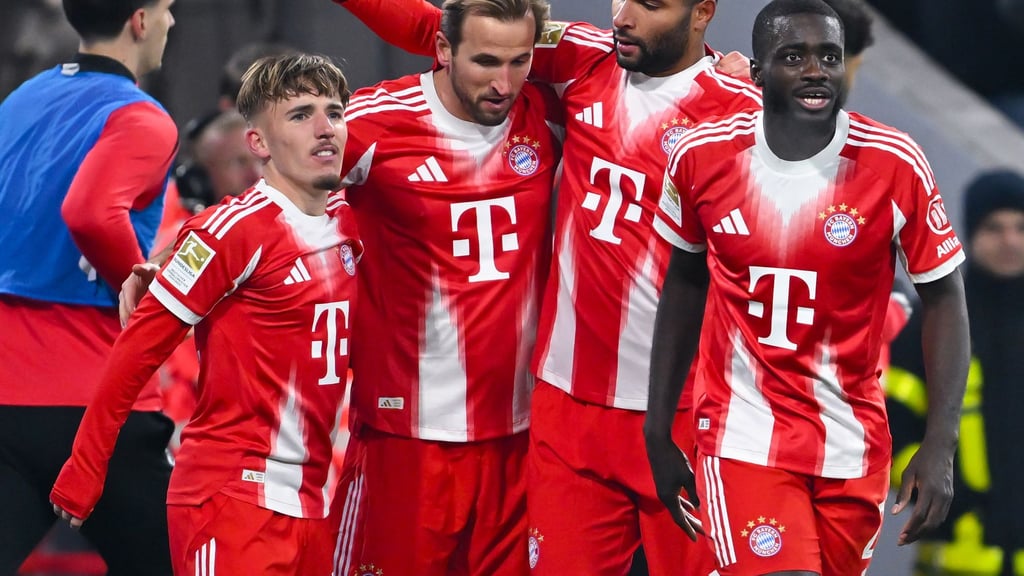 Über ihre Zukunft wird in München viel gesprochen: Dayot Upamecano (r) und Harry Kane (2.v.l.). (Archivbild)